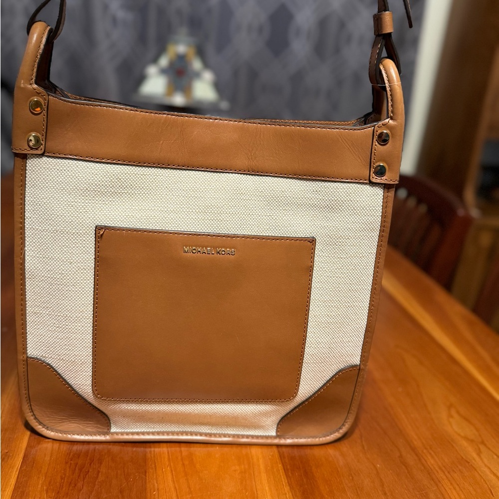 Michael Kors beautiful tan handbag - Picture 6 of 16
